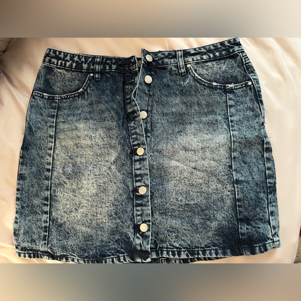 Super cute button up skirt. Size large